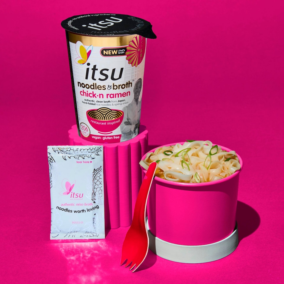 itsu chicken & aromatic spices noodles cup, prepared in a vibrant pink bowl.